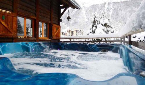 Chalet Falcon - Spacious Argentiere Chalet with Hot Tub