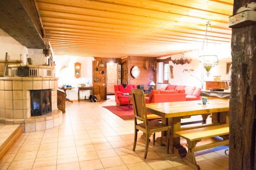 Chalet familial authentique avec jardin/cheminée