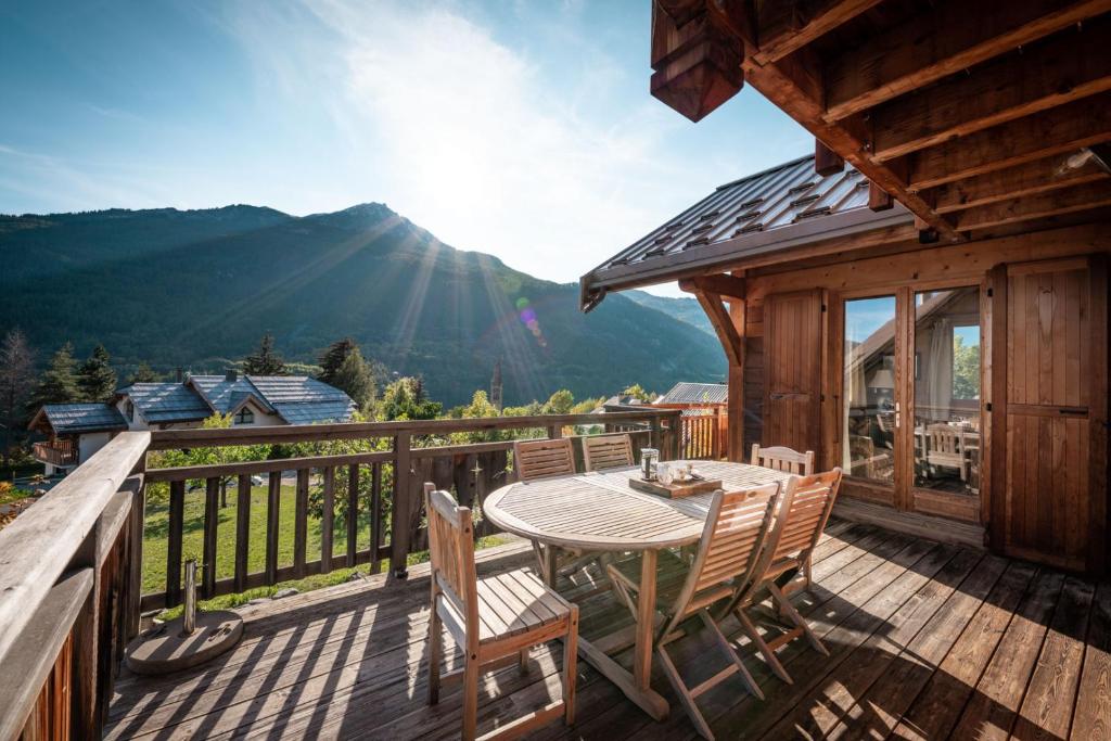 Chalet Hibou, large chalet with mountain views and close to slopes 25 Rue de la Portete, 05330 Saint-Chaffrey