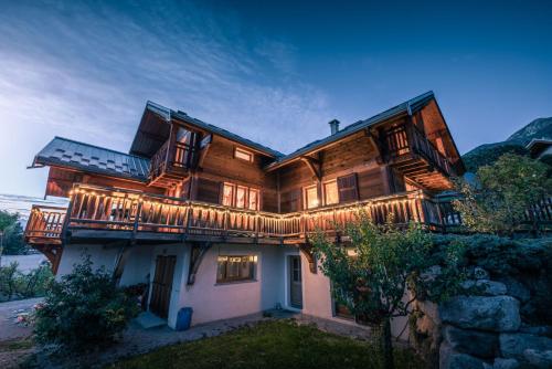 Chalet Hibou, large chalet with mountain views and close to slopes