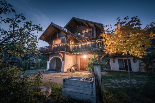 Chalet Hibou, large chalet with mountain views and close to slopes