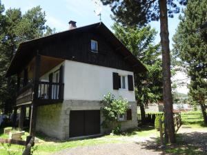 Chalet Chalet L'Ecureuil Avenue du Serrât de l'Ours, Impasse La Sapinère. Chalet N°12 dit L'Ecureuil. 66210 Bolquère-Pyrénées 2000 Languedoc-Roussillon