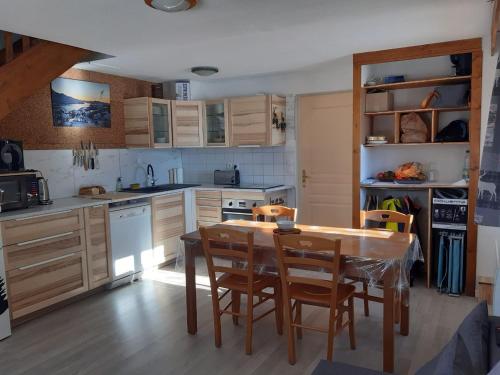 Chalet La Joue du Loup, 3 pièces, 8 personnes - FR-1-504-26