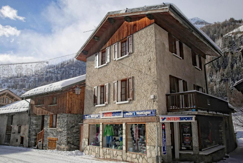 Chalet Chalet Le Loup - charming Tignes ski chalet in a superb location Rue Principale 73320 Tignes