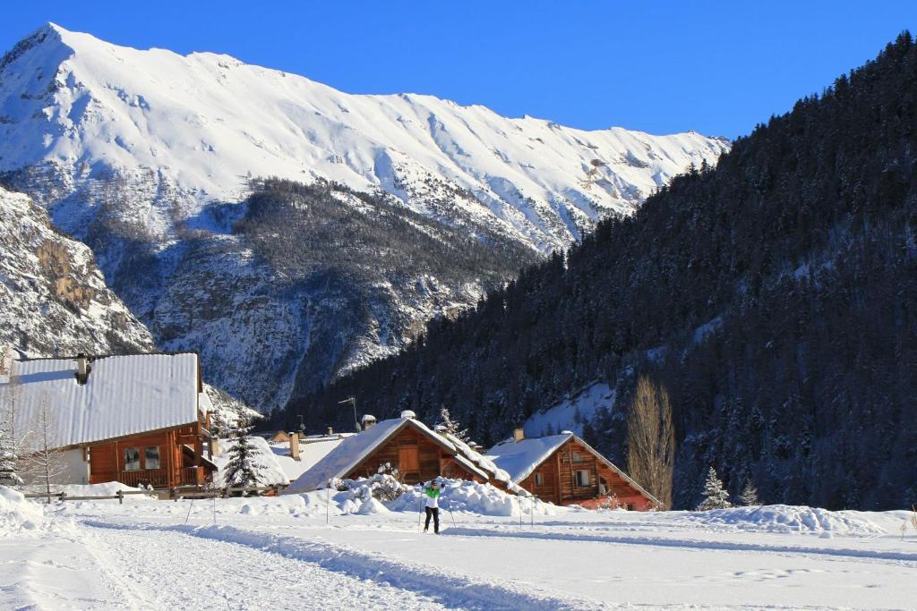 Chalet Chalet Le Mélézin hameau des Chazals Nevache Hautes Alpes les chazals chalet Le Melezin 05100 Névache