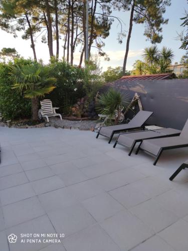 Châlet proche plage avec piscine privée et jacuzzi.