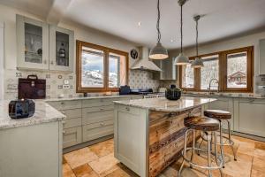 Chalet Rosa Ski In Ski Out with Jacuzzi