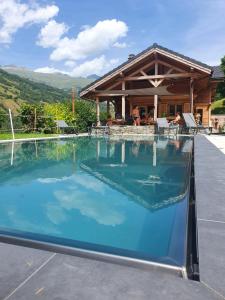 Chalet savoyard d'exception avec piscine chauffée