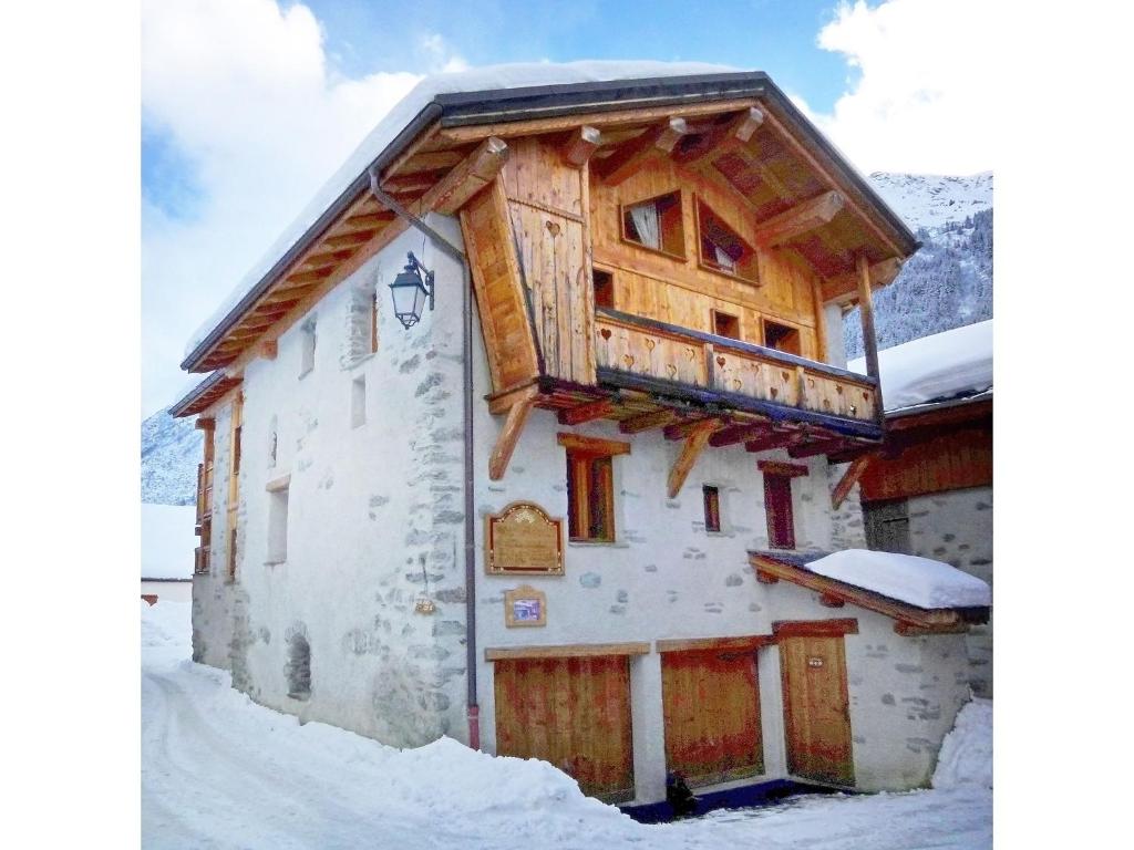 Chalet Charming Chalet in Champagny en Vanoise near Ski Area  73350 Le Villard