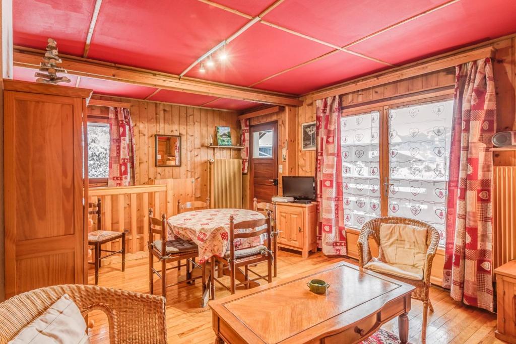 Chalet Charming chalet with garden at Les Bossons - Welkeys 176 route des Songenaz 74400 Chamonix-Mont-Blanc