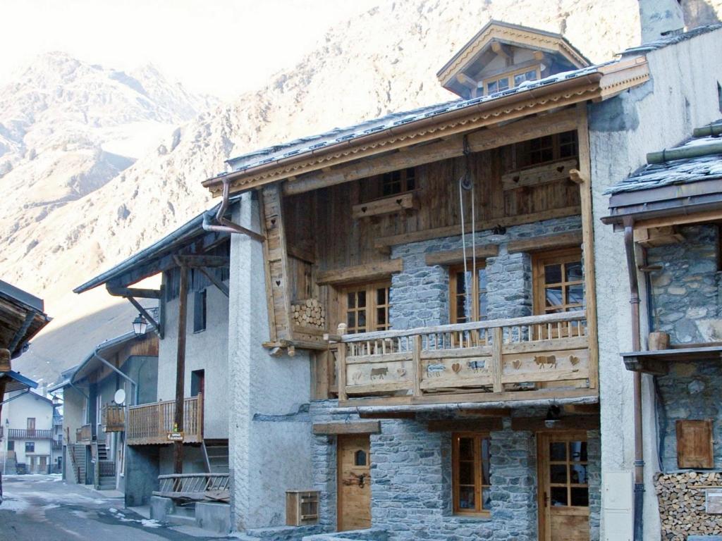 Chalet Cosy Chalet in Champagny-en-Vanoise near Ski Area  73350 Le Villard