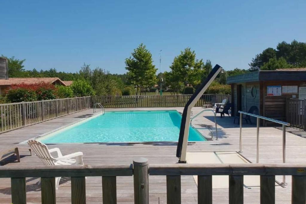 Cosy wooden chalet with terrace and residential pool in Saubion - Welkeys 916 route de Seignosse PRL la pomme de pin, chalet numéro 20, 40230 Saubion