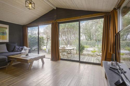 Cosy wooden chalet with terrace and residential pool in Saubion - Welkeys