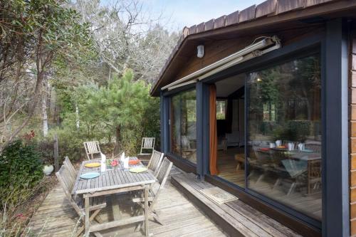 Cosy wooden chalet with terrace and residential pool in Saubion - Welkeys