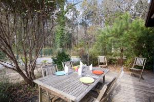 Cosy wooden chalet with terrace and residential pool in Saubion - Welkeys
