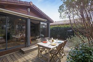 Cosy wooden chalet with terrace and residential pool in Saubion - Welkeys