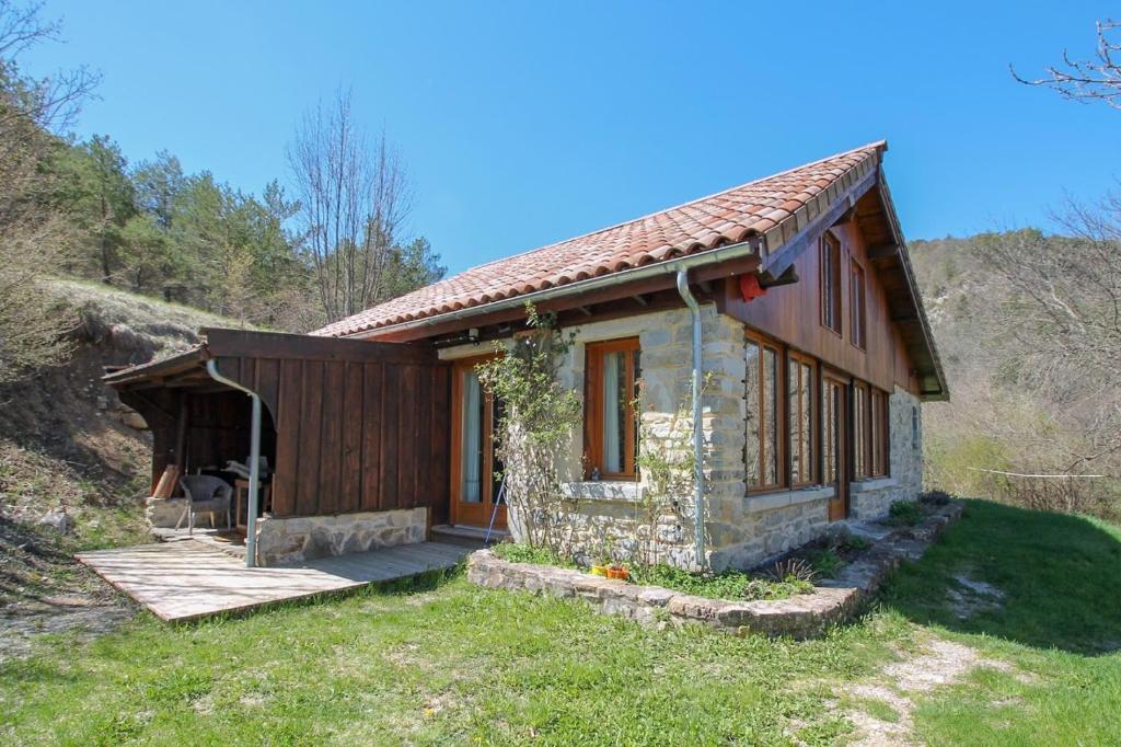 Maison de vacances Chalet du bois d'Estève, baronnies provençales le village, 05150 Montjay