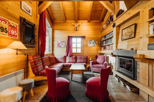 Furnished cozy chalet with a wooded garden and a large terrace