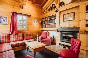Furnished cozy chalet with a wooded garden and a large terrace