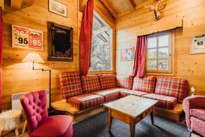 Furnished cozy chalet with a wooded garden and a large terrace