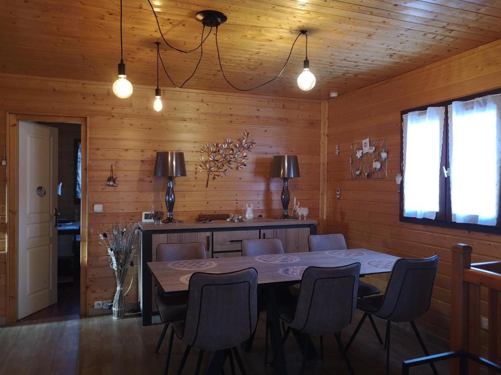 Jolichalet66210-88m2-3ch-garage-jardin-double véranda-wifi-impasse au calme chalet 3 avec double garage sur placette 3 Avenue de Cerdagne, 66210 Bolquère-Pyrénées 2000