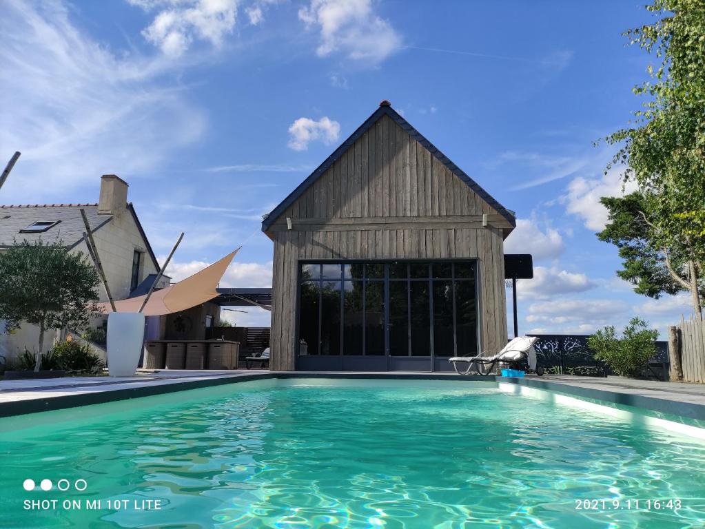 Chalet La Cabane Bois des Roses La Porte en Vallée 49350 Les Rosiers-sur-Loire