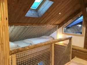 La cabane de Blanche entre lac et montagne