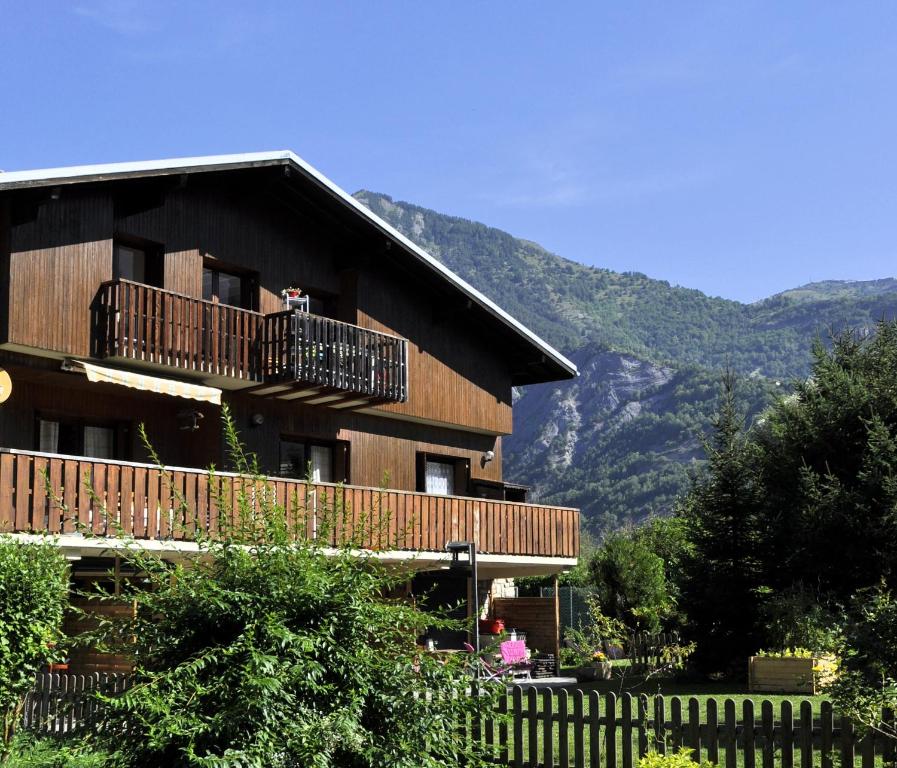 Appartement Chalet la Cachette Cyclists & Skiers 100, quai professeur Berlioux, 38520 Le Bourg-dʼOisans