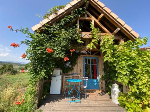 La roulotte et la cabane de la colline seive