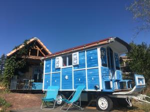 La roulotte et la cabane de la colline seive