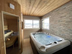 le bleu du lac Sauna et Spa