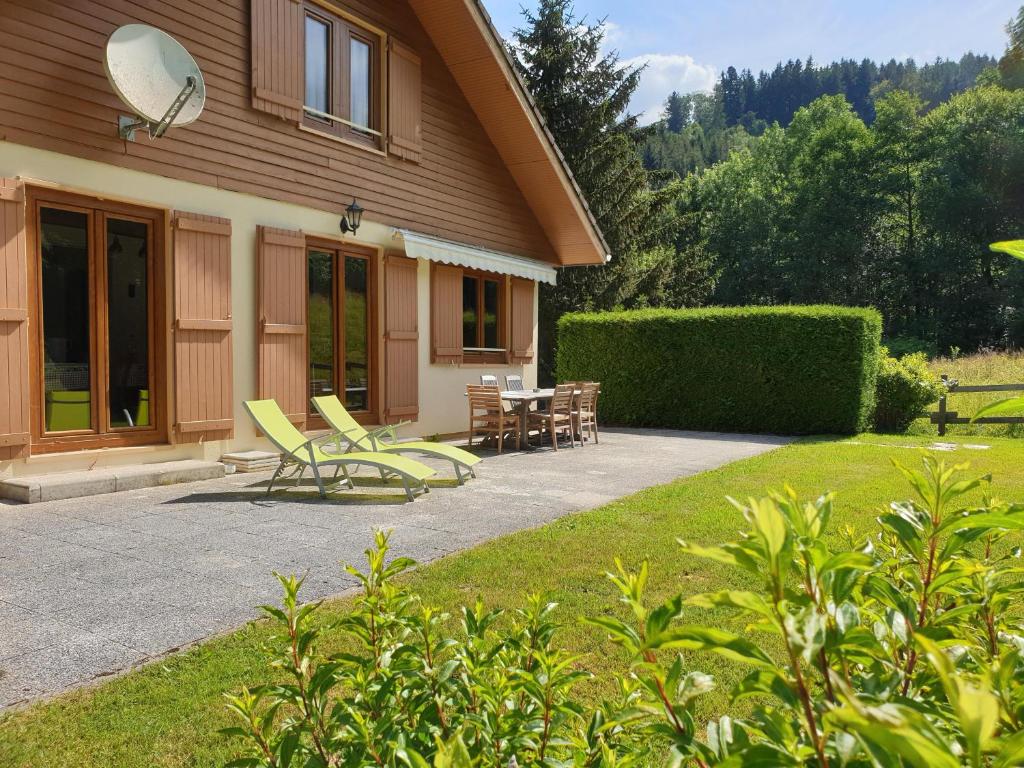 Chalet LE BOIS JOLI Chalet 4 étoiles CLEDICIHOME Cadre paisible en lisière de forêt 74 Chemin de la Basse des Rupts 88400 Gérardmer