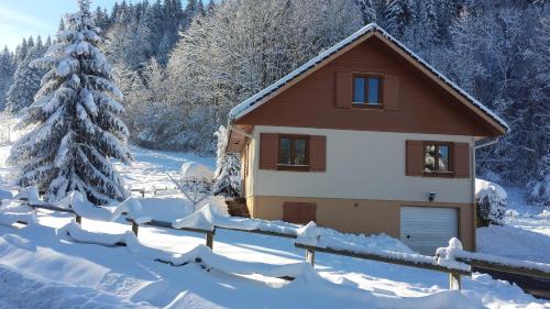 LE BOIS JOLI Chalet 4 étoiles CLEDICIHOME Cadre paisible en lisière de forêt