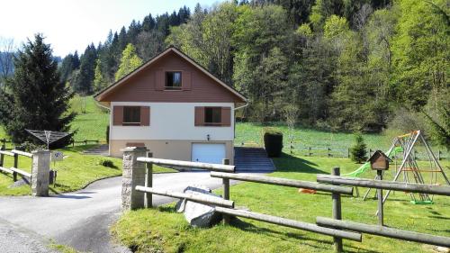LE BOIS JOLI Chalet 4 étoiles CLEDICIHOME Cadre paisible en lisière de forêt