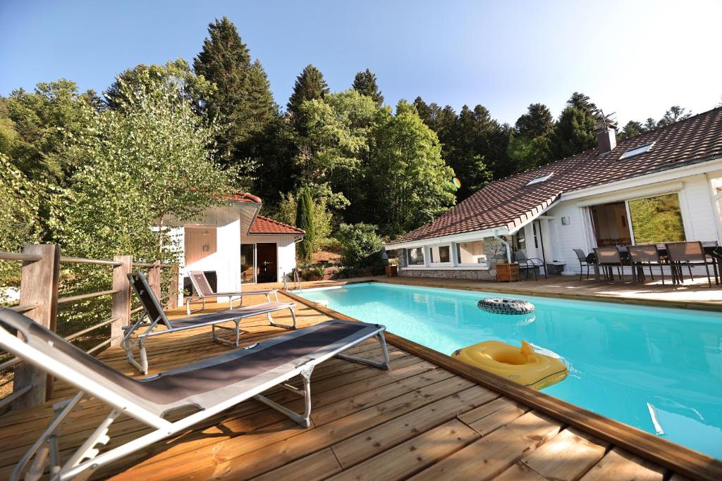 Chalet LE CHALET BLANC - JACUZZI / PISCINE / SAUNA 96 Route de Rochesson 88400 Gérardmer