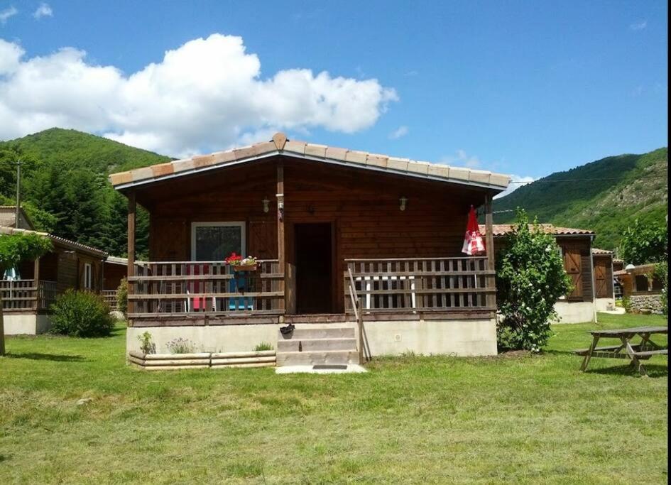 Chalet Le Clos Chantéric accueille jusquà 5 personnes 135 L'Hubac 07330 Thueyts