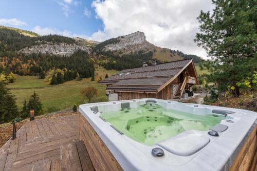 Le Lodge Rodzina, Luxueux chalet jacuzzi 12-14pers, by LocationlacAnnecy, LLA Selections