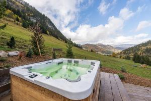 Le Lodge Rodzina, Luxueux chalet jacuzzi 12-14pers, by LocationlacAnnecy, LLA Selections