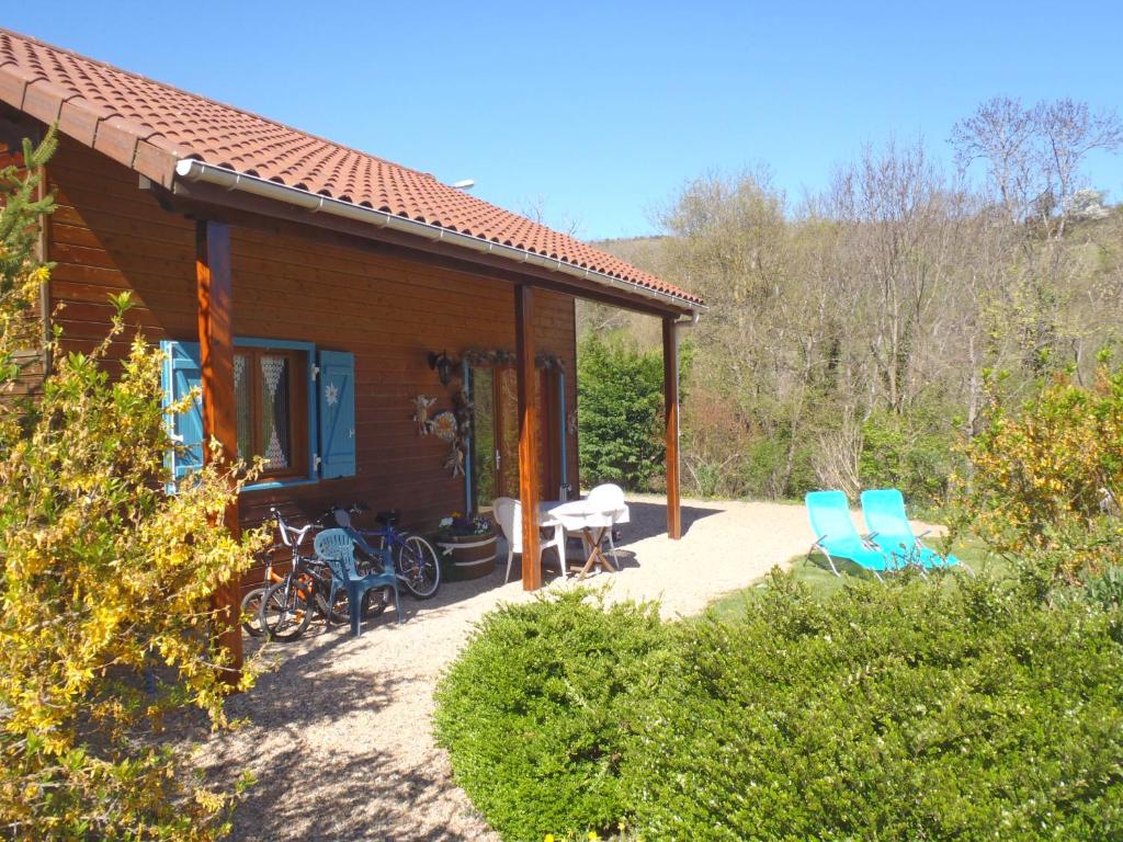 LES CHALETS DE LA VIGNE GRANDE Route de Saurier- La Vigne Grande, 63320 Saint-Floret