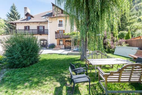 Luxury Chalet with outdoor Hot Tub, Sauna, Gardens & Mountain Views!