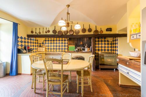 Luxury Chalet with outdoor Hot Tub, Sauna, Gardens & Mountain Views!