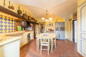 Luxury Chalet with outdoor Hot Tub, Sauna, Gardens & Mountain Views!