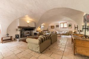 Luxury Chalet with outdoor Hot Tub, Sauna, Gardens & Mountain Views!