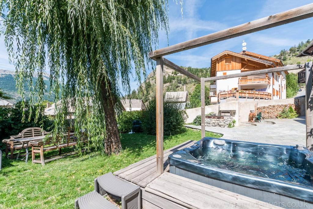 Chalet Luxury Chalet with outdoor Hot Tub, Sauna, Gardens & Mountain Views! Chemin de Fontchristianne 05100 Briançon