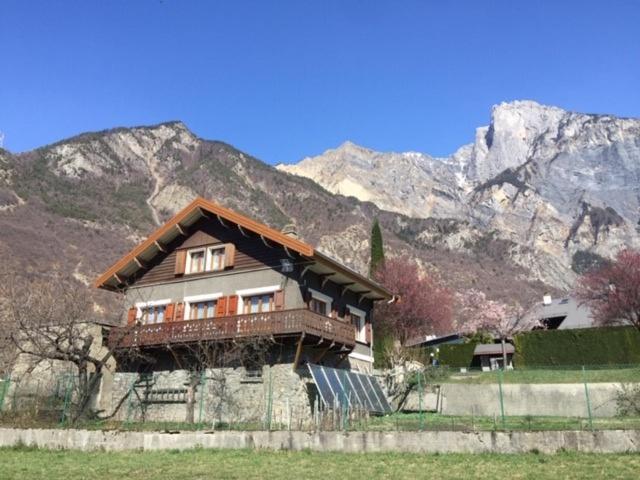 Chalet Maison rénovée aux pieds des cols, de la Vanoise et des stations de ski 226 Avenue de la Gare 73870 Saint-Julien-Mont-denis