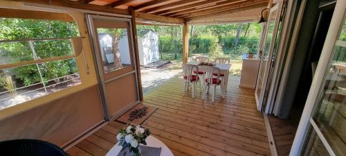 Mobile home avec terrasse et piscine.