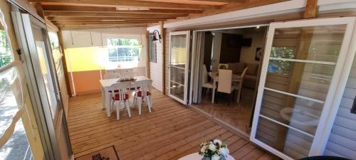 Mobile home avec terrasse et piscine.