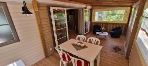 Mobile home avec terrasse et piscine.