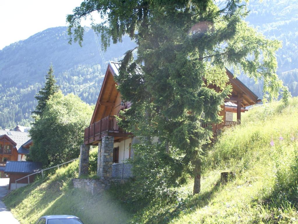 Mountain Chalet in Oz en Oisans with Lovely Views over Lake , 38114 Oz