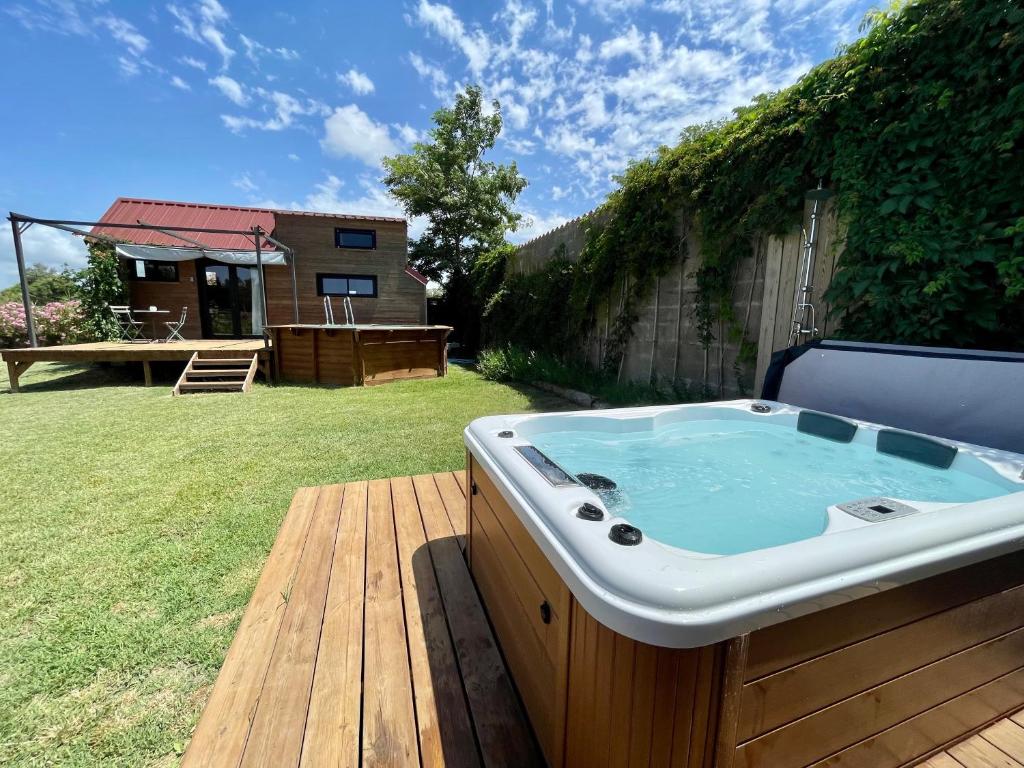 Chalet myinsolite - Tiny-house, jacuzzi, brasero, piscine 1722 Chemin Bas de Peccais 30220 Aigues-Mortes